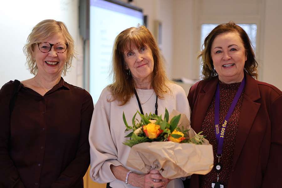 Sfi-lärare Monika Palmqvist Hansen  gratuleras av Monica Lindgren Petersson (V) från arbetsmarknadsnämnden, och Lena Winterbom, direktör för arbetsmarknadsförvaltningen.