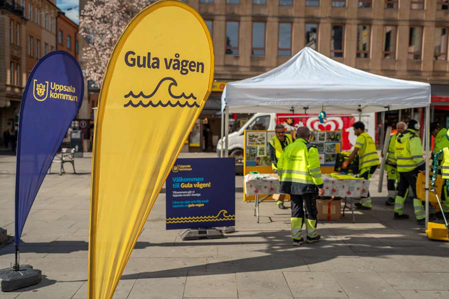 Gula vågen på Stora torget i Uppsala