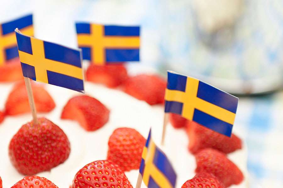 Svenska flaggor på en jordgubbstårta