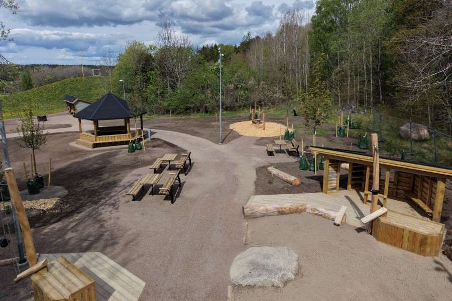 Bänkbord, paviljong och hängmatta