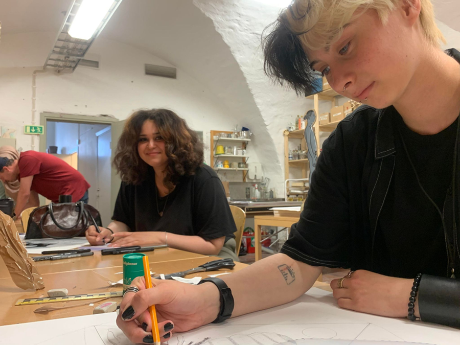Under juli och augusti kommer de fem sommarjobbarna på Uppsala konstmuseum och Biotopia att pryda staden med egenhändigt gjorda affischer om biologisk mångfald. Foto: Uppsala konstmuseum.