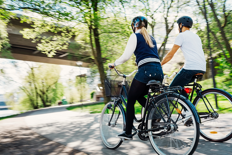 Ansvarsfulla cyklister med hjälm