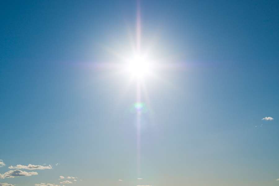Bild på en starkt lysande sol