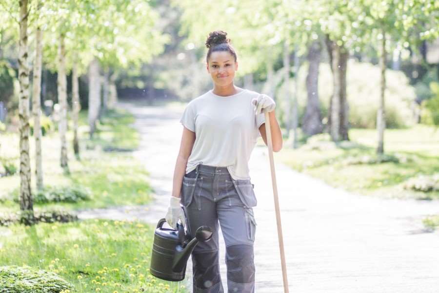 En ungdom jobbar i parken på sommaren