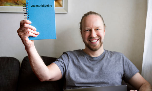 Kille som studerar på vuxenutbildningen