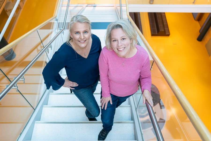SLU-forskarna Anna Jansson och Åsa Berggren i en rulltrappa