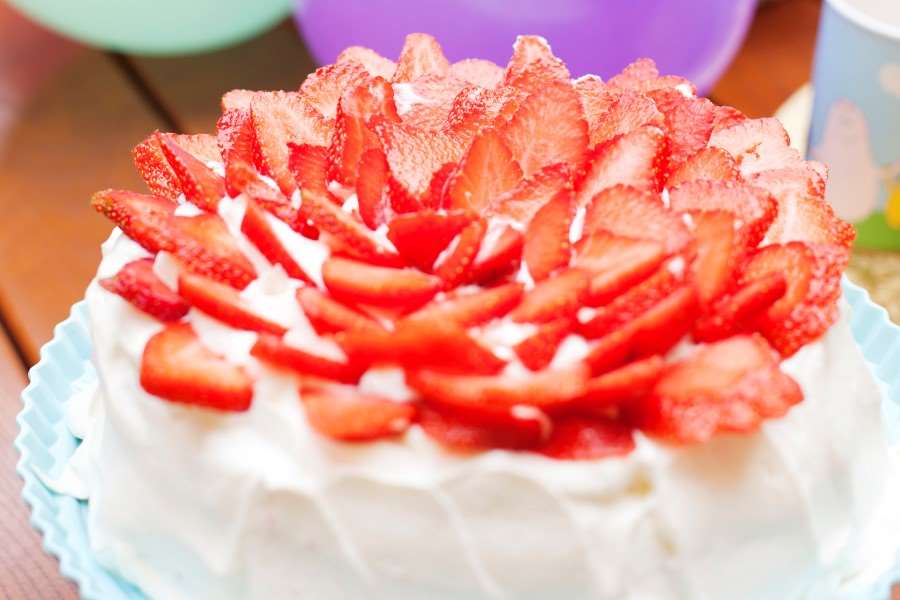 Tårta med jordgubbar på
