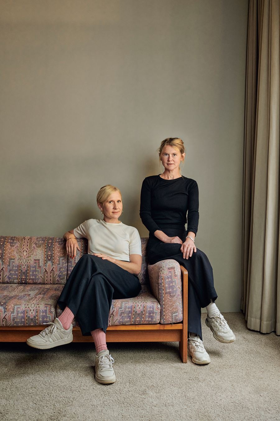 Porträtt av två kvinnor. Fotografi.