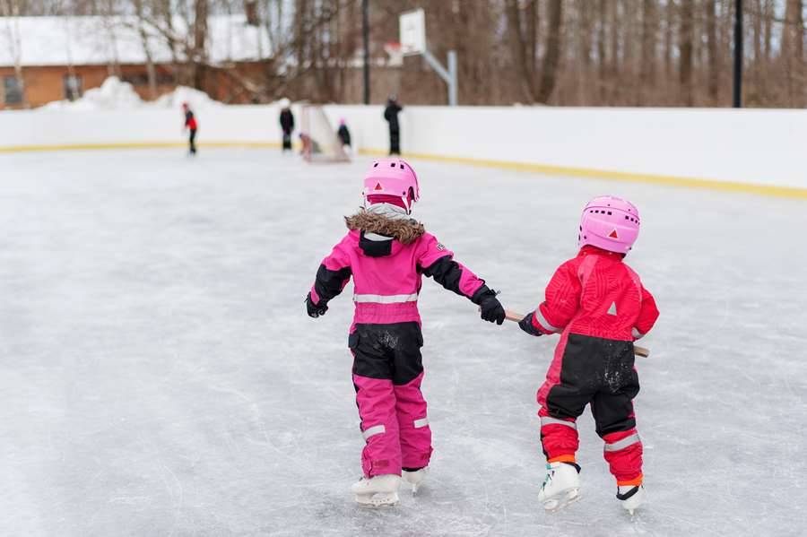 Två unga barn åker skidskor