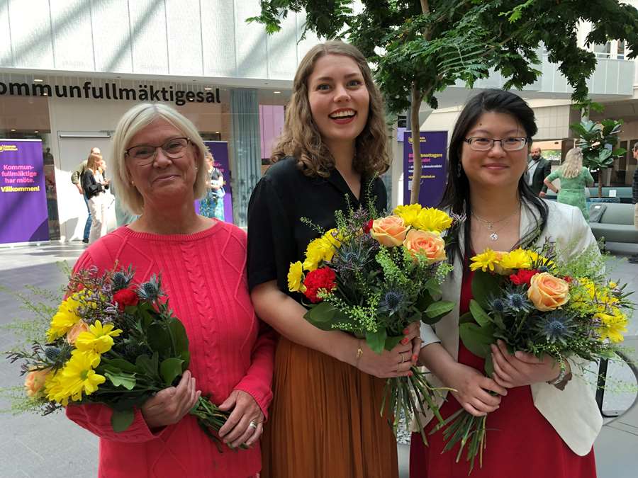 Susanne Wallin, Nora Broman och Jenny Zie fick ta emot pris och blommor.