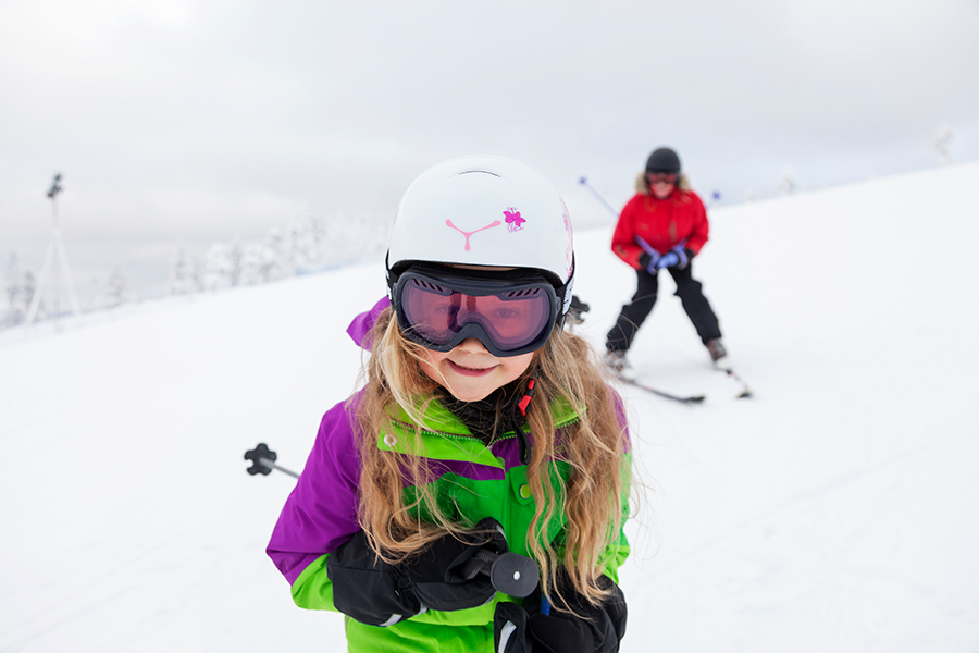 Flicka som åker skidor.