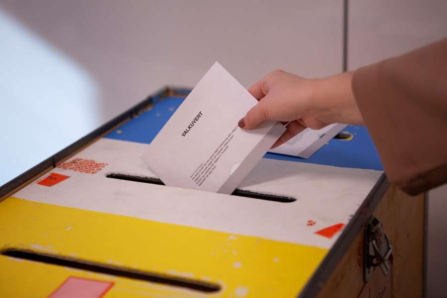 Ett valkuvert stoppas ner i en valurna