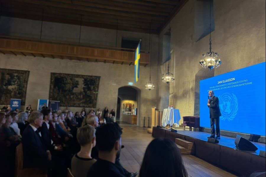 Rikssalen Uppsala slott, på scenen står Jan Eliasson, Fotografi.