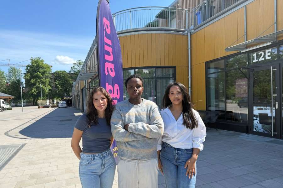 Tre personer som står utanför Studenternas arena och tittar in i kameran.