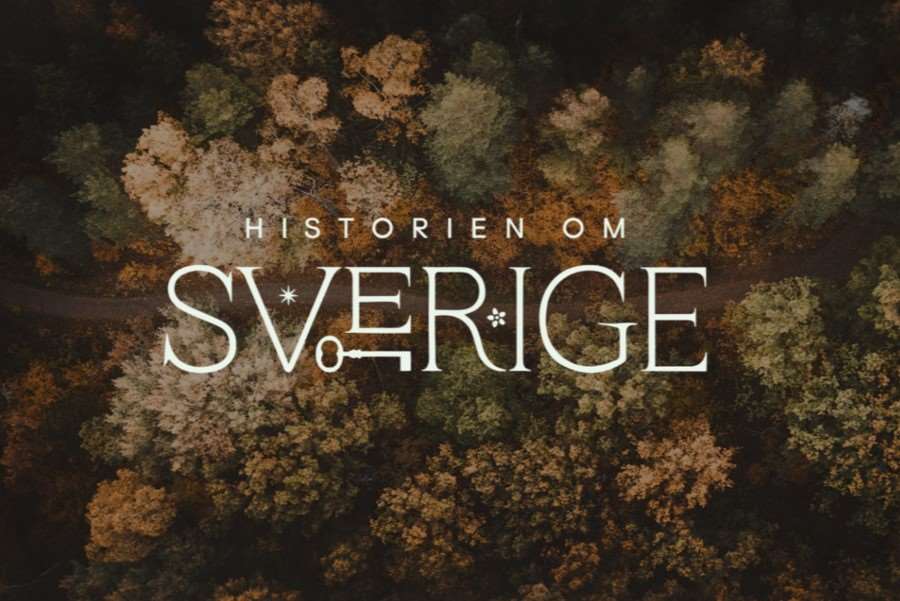 En bild med lövskog som bakgrund, med texten Historien om Sverige.