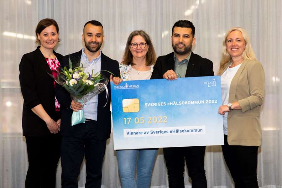 Representanter från Uppsala kommun tar emot utmärkelsen Sveriges eHälsokommun 2022. Från vänster: Anna-Terese Sporrong, Onur Kaplan, Ulrika Weslien, Noah Hamad och Anna Lennartsson.
Fotograf: Anna Sigvardsson