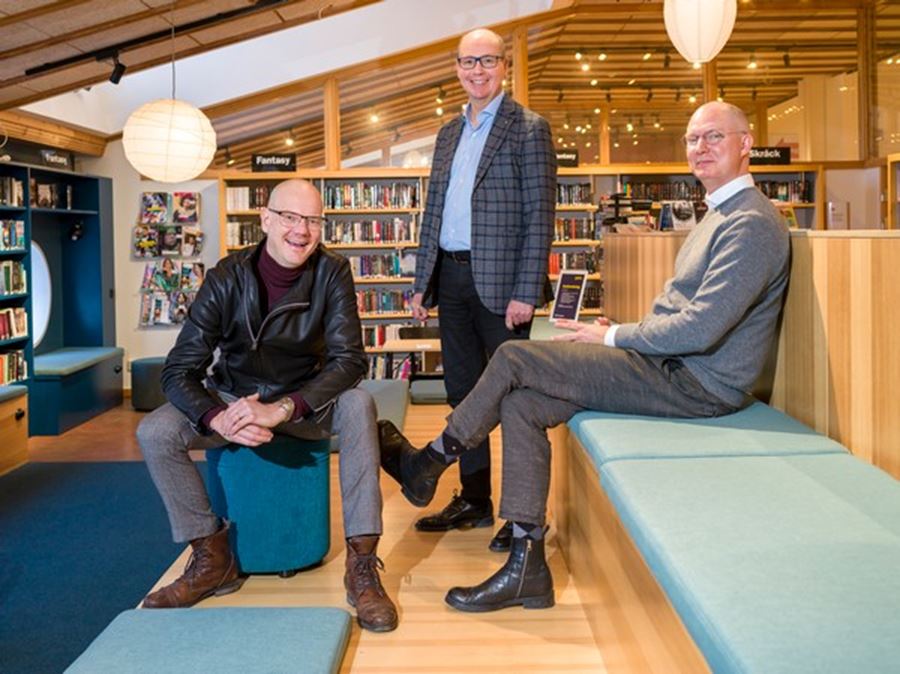 Näringslivsstrateg Johan Rosén sitter på turkos pall, kulturdirektör Sten Bernhardsson står upp i mitten och utvecklingsledare Patric Kiraly sitter i torkos soffa. De är i stadsbiblioteket i Uppsala. Tillsammans hittade de innovativa vägar för att se besökarnas mönster på Uppsala stadsbibliotek.