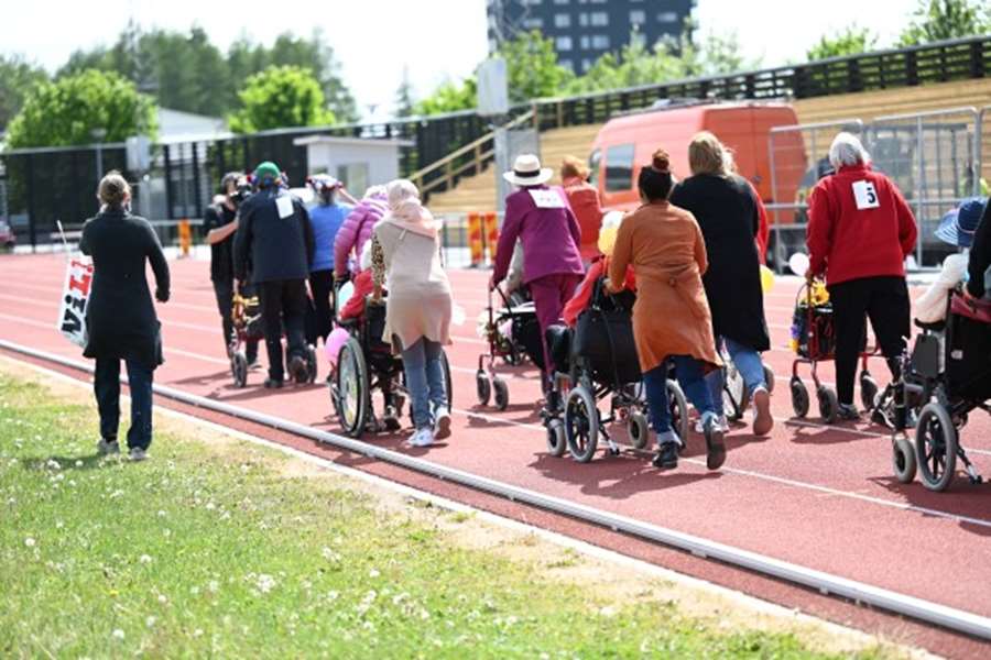 Ryggarna på deltagare i rollatorloppet.