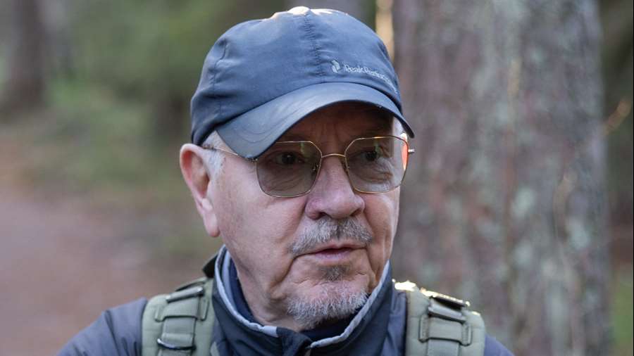 En man i fritidskläder i skogen