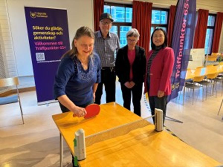 Fyra seniorer med pingisraketar