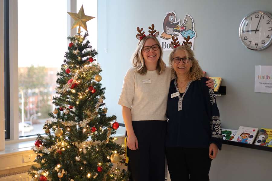 Medarbetarna Katja och Rebecca bredvid en klädd julgran, i öppna förskolans nya lokaler.