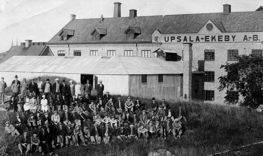 Stor folksamling framför byggnad