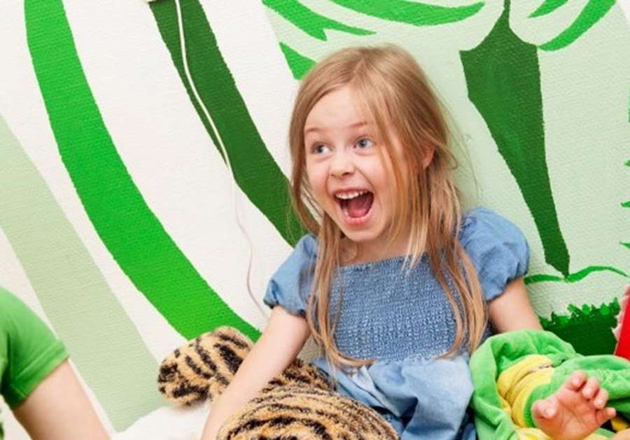 flicka sitter på en madrass och skriker