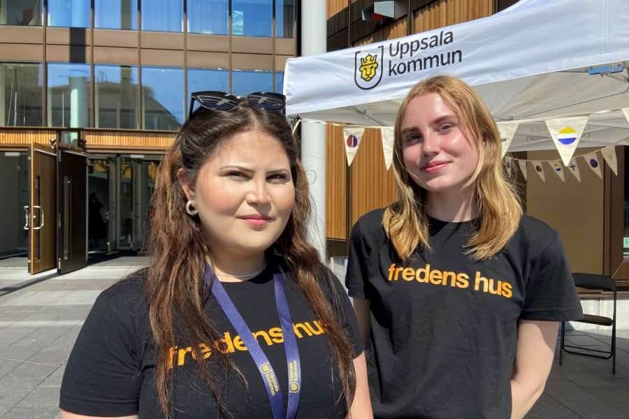 Två unga tjejer utanför Stadshuset i Uppsala