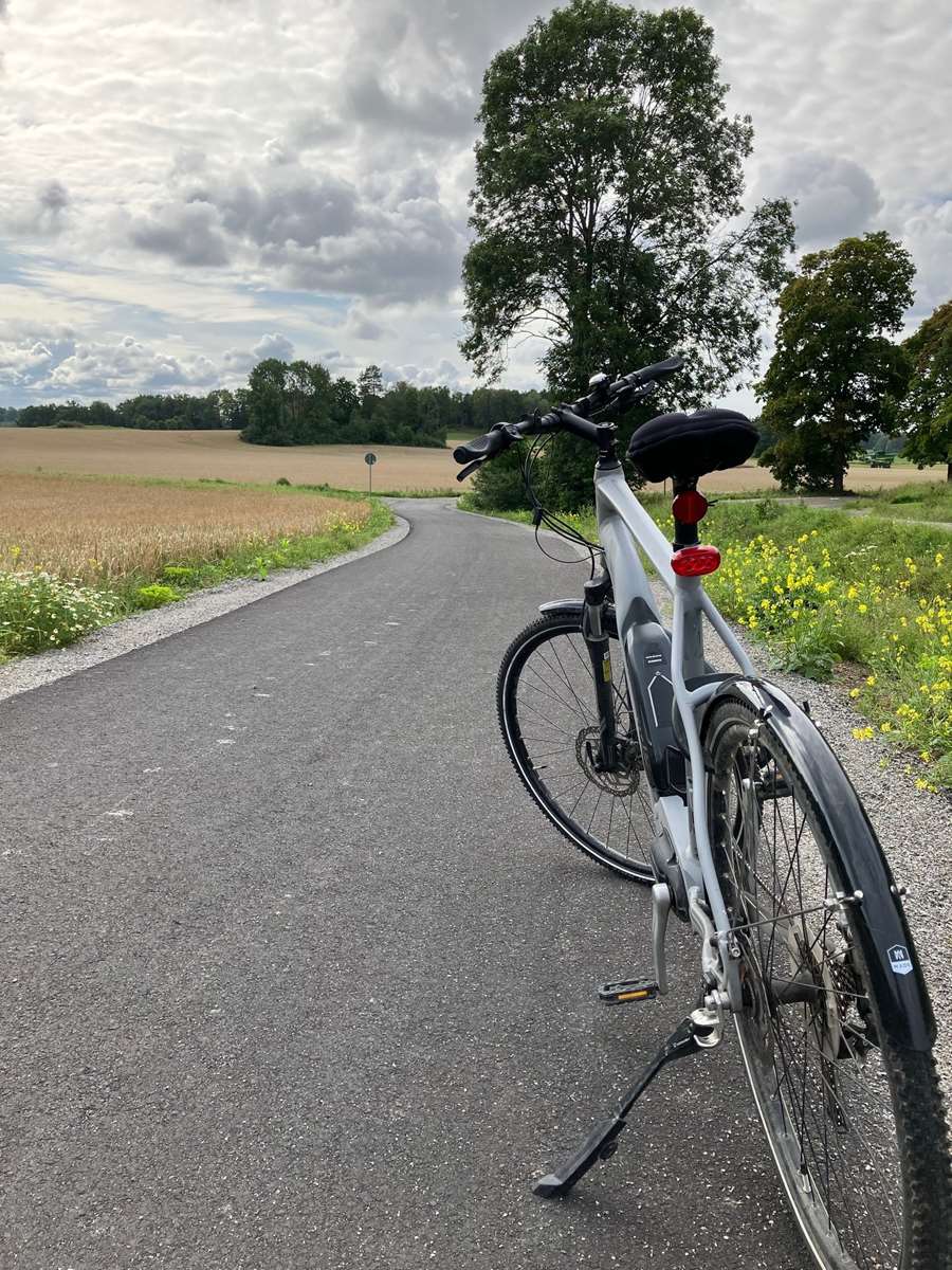 Bild på cykel som står på nya cykelvägen.