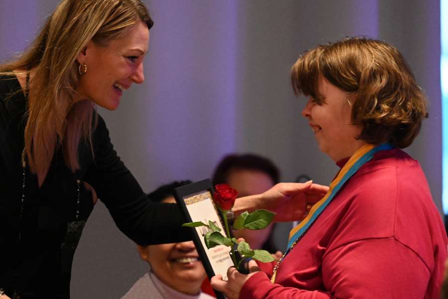 Emma får ta emot medalj från Liselotte Engqvist, avdelningschef.