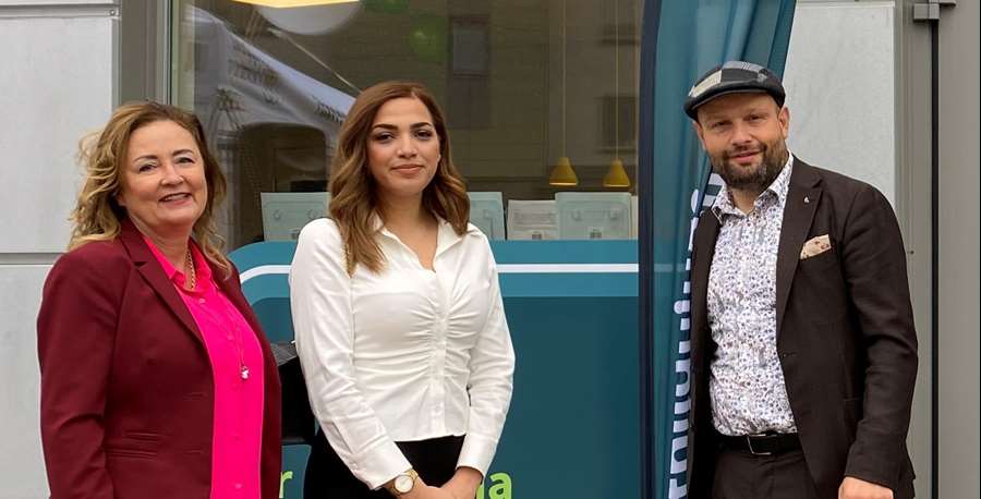 Siham som klippte bandet vid invigningen står mellan Lena Winterbom, direktör för arbetsmarknadsförvaltningen, och arbetsmarknadsnämndens ordförande Mohamad Hassan (L) .