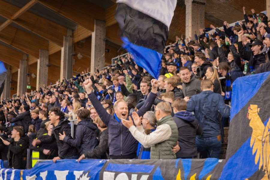Publik på fotbollsmatch