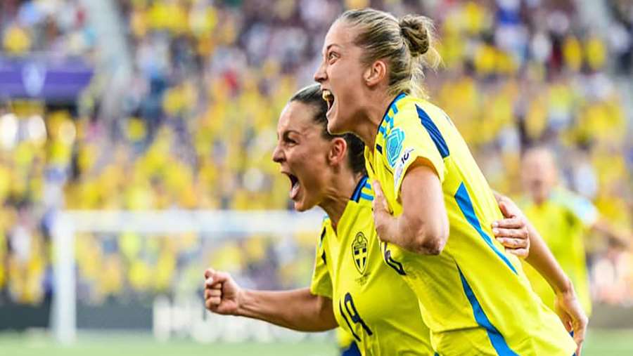Glada damfotbollsspelare