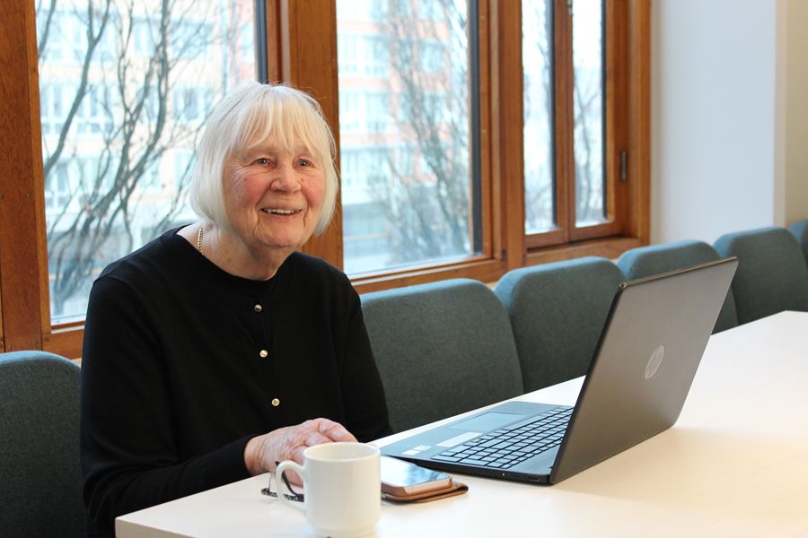 En kvinna sitter vid en dator