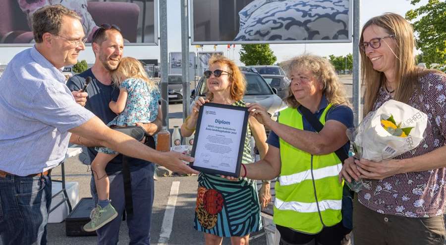 Ulrik Wärnsberg (S) och Erik Pelling (S) överlämnar diplom till representanterna för REKO-ringen Boländerna Ann-Helen Meyer Von Bremen, Carina Gunnarsson och Ulrika Ivergård. Foto: Johan Wahlgren