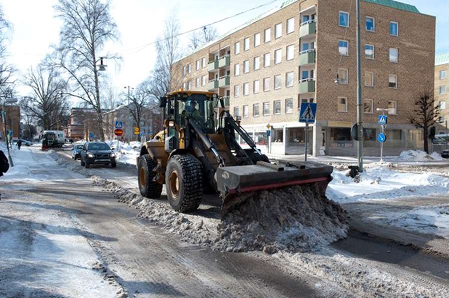 Traktor plogar och snöröjer.