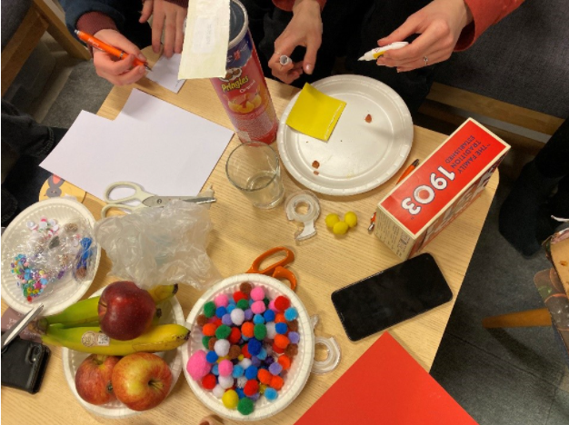 Bord med spel och frukt