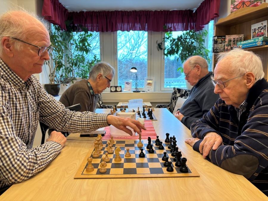 Några män spelar schack