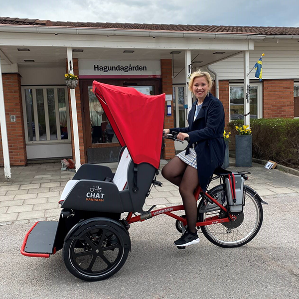 Caroline Hoffstedt (S) provar en av cyklarna.