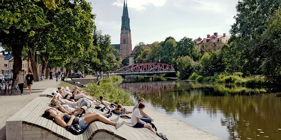 Fyrisån, domkyrkan och solande människor