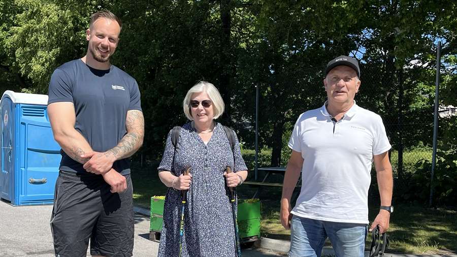 Tre personer i sommarväder. En man och en kvinna är äldre och en yngre man