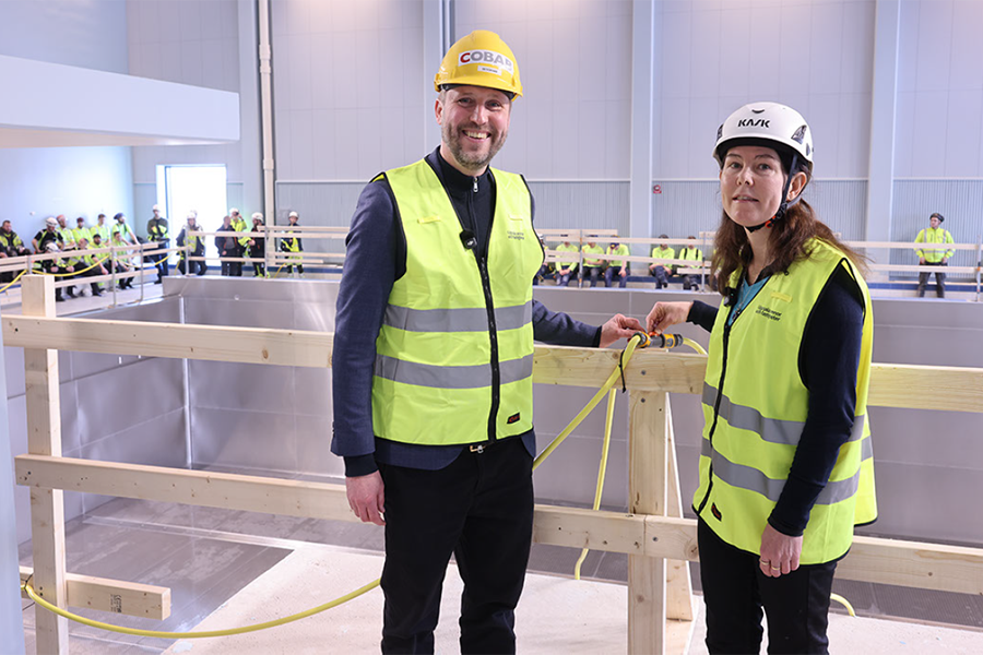 Erik Pelling och Karolin Lundström vid simhoppbassängen i Uppsala simarena_Foto Lilla Produktionsbolaget