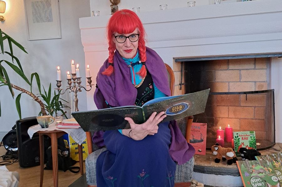 En person läser en bok