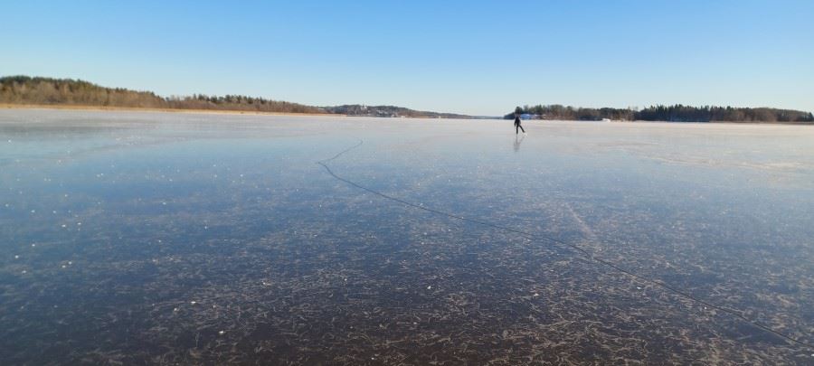 En person åker skridskor på isen