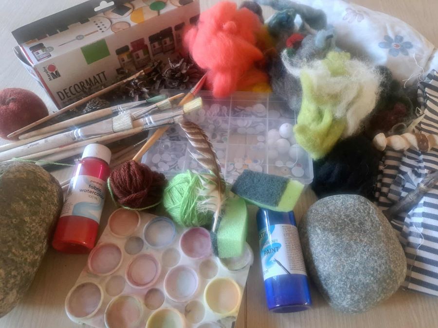 Pysselsaker på ett bord