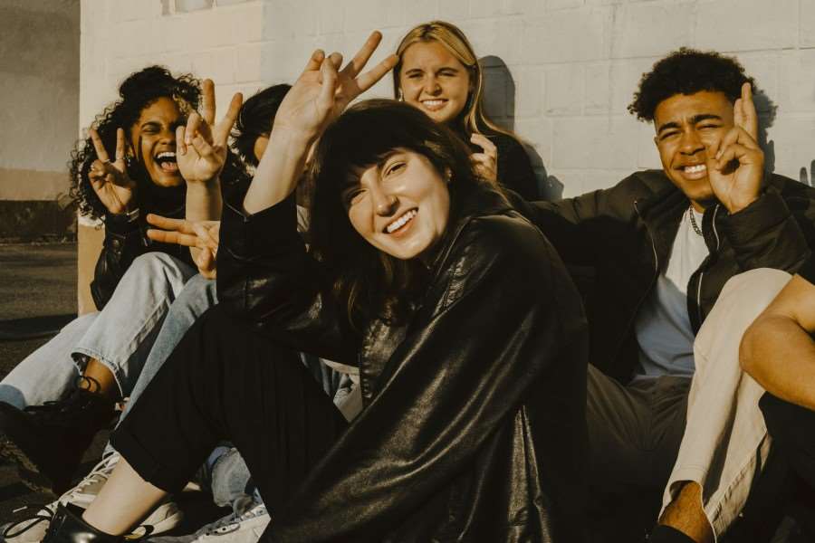 Ett par ungdomar sitter och väntar på mässan