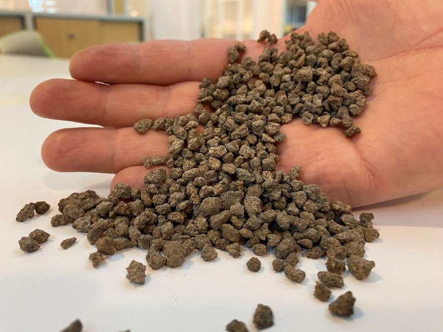 Hand som håller gödselpellets