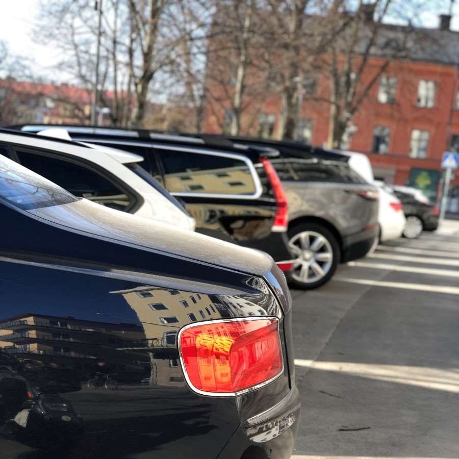 Parkerade bilar i Uppsala city
