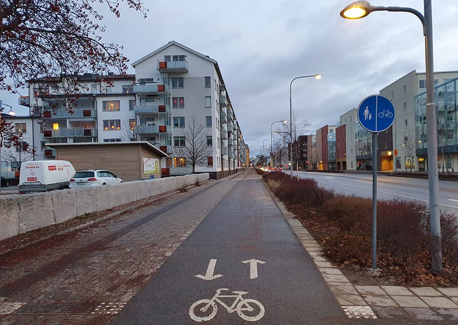 Separering med betongplattor på gångbanan och asfalt på cykelbanan