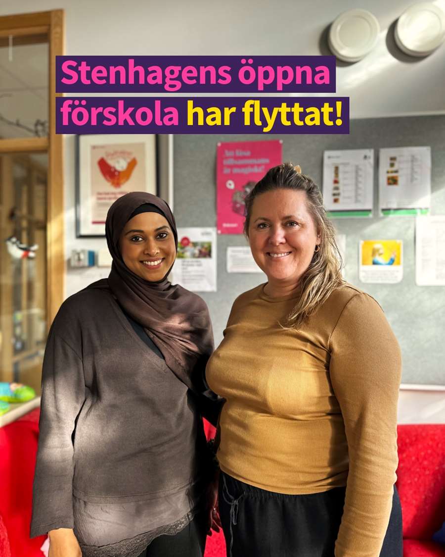 Två unga kvinnor ser leende in i kameran.